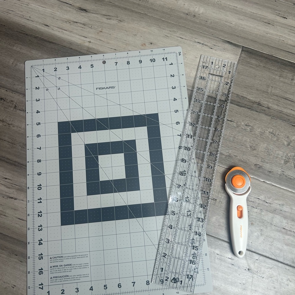 Fiskars Gray Cutting Mat and Rotary Cutter Set